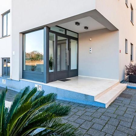 Sunny Day - Apartment With Parking Rovinj Bagian luar foto