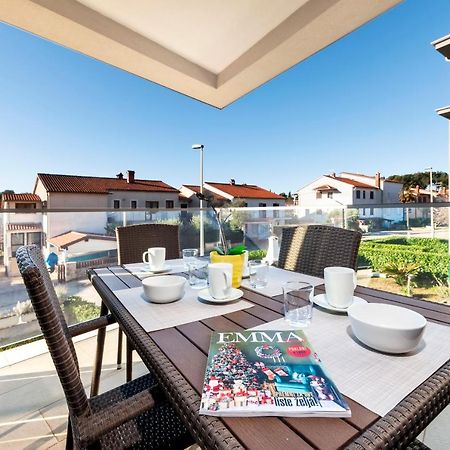 Sunny Day - Apartment With Parking Rovinj Bagian luar foto