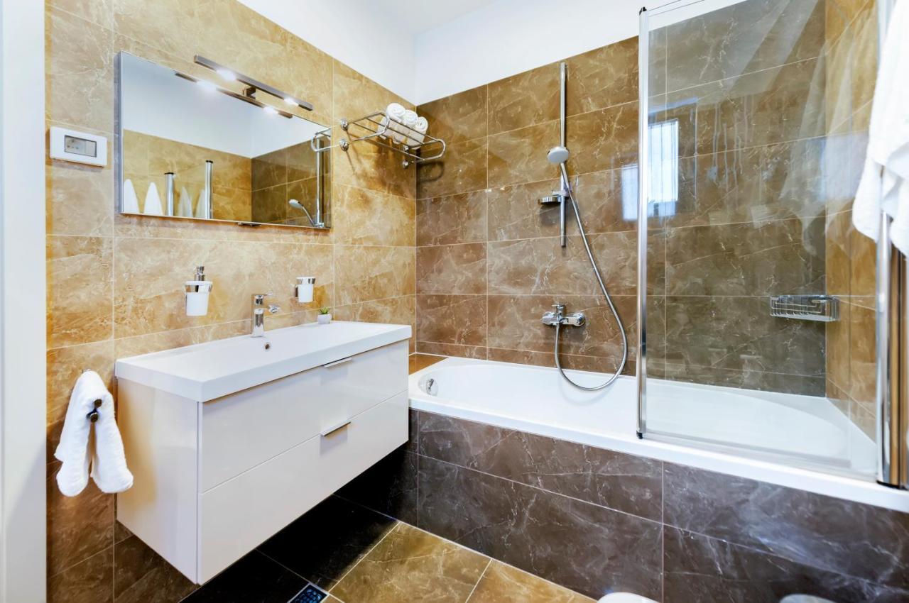 Sunny Day - Apartment With Parking Rovinj Bagian luar foto