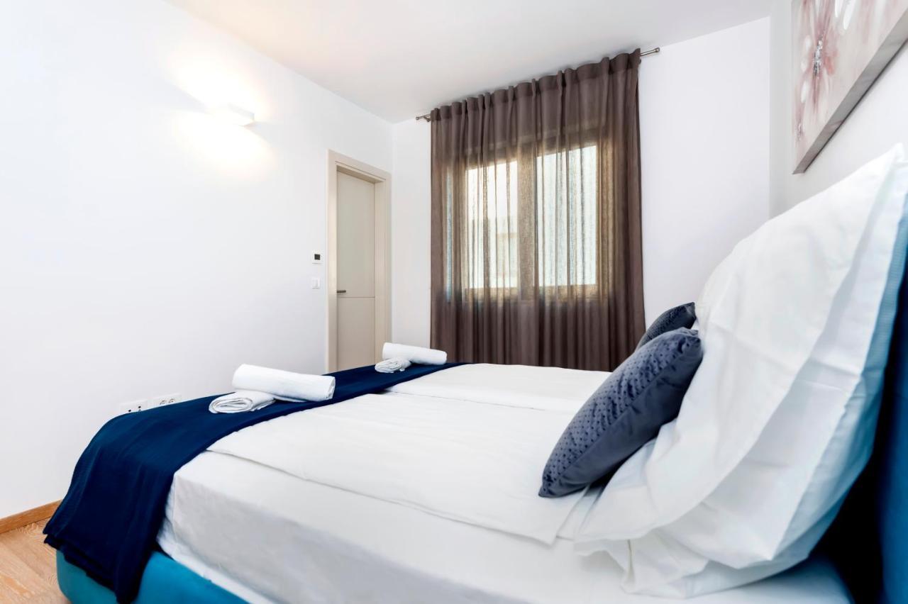Sunny Day - Apartment With Parking Rovinj Bagian luar foto