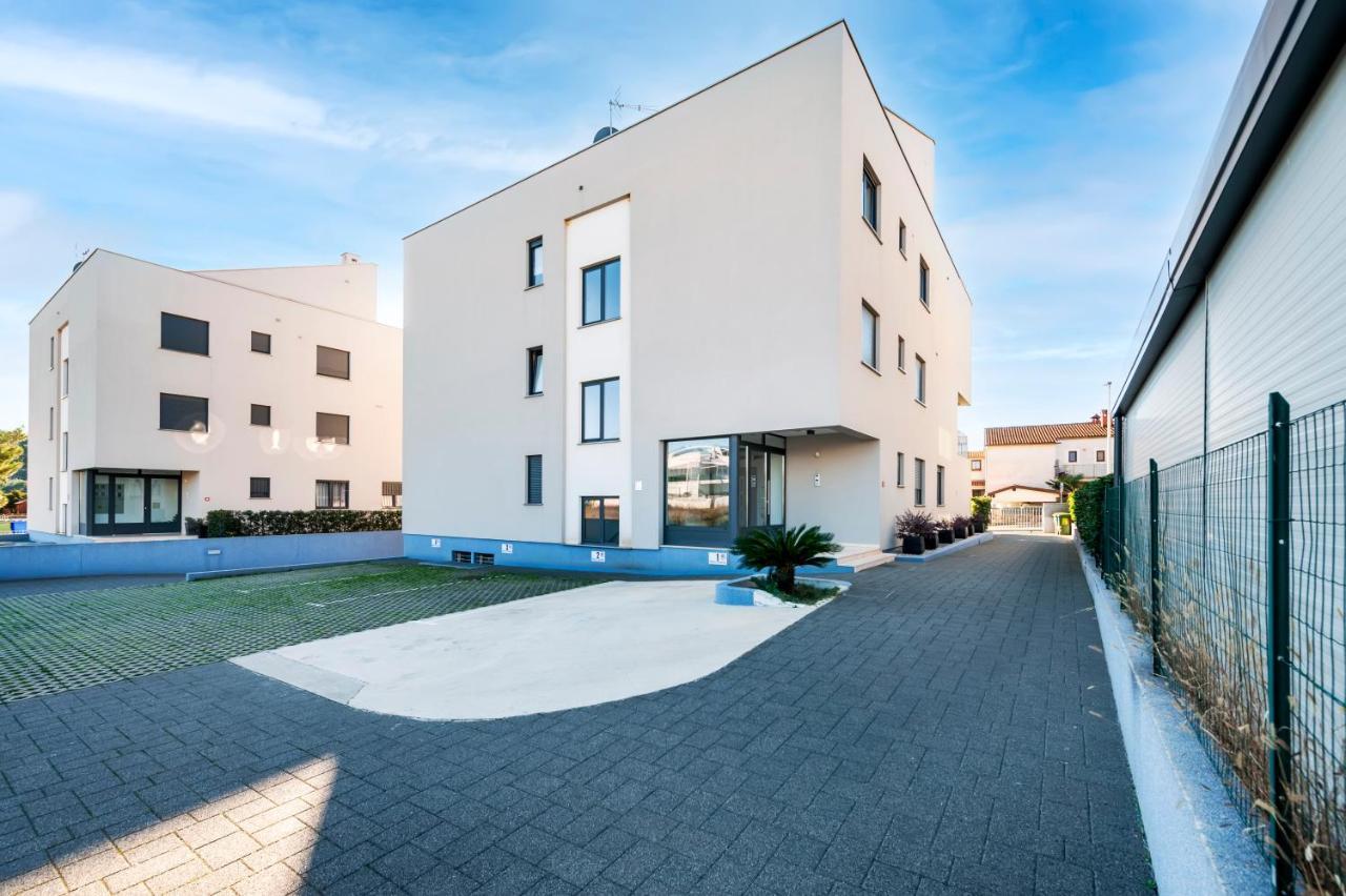 Sunny Day - Apartment With Parking Rovinj Bagian luar foto