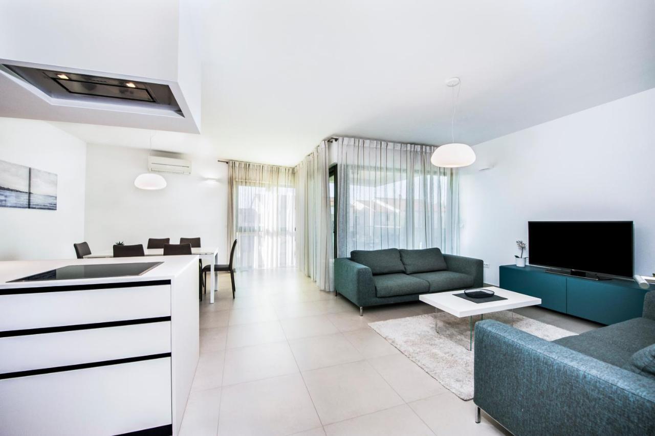 Sunny Day - Apartment With Parking Rovinj Bagian luar foto