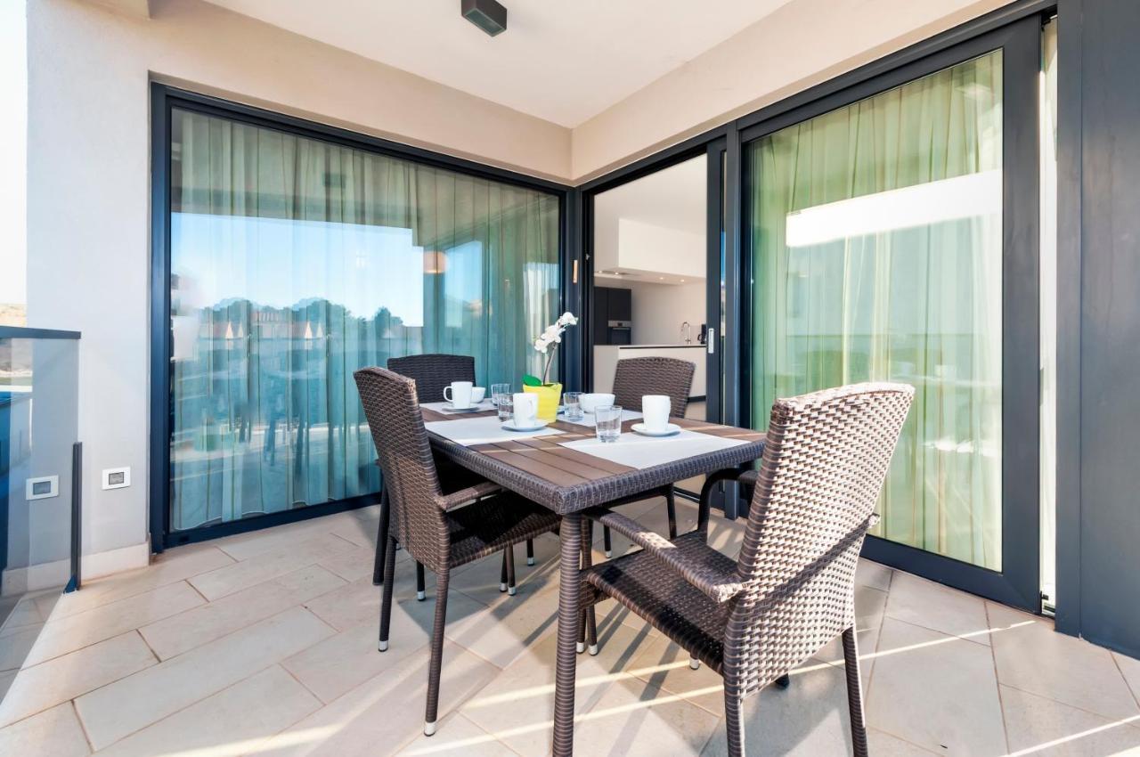 Sunny Day - Apartment With Parking Rovinj Bagian luar foto
